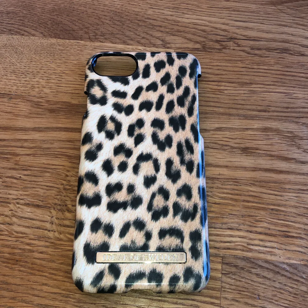 Ett fint leopard skal från ideal of sweden som passar till iPhone 6/7/8, använt men i väldigt bra skick! 60 kr, frakt inräknad . Accessoarer.