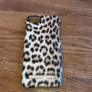 Ett fint leopard skal från ideal of sweden som passar till iPhone 6/7/8, använt men i väldigt bra skick! 60 kr, frakt inräknad 