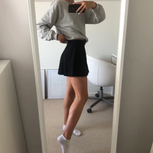 Svart kjol - Svart kjol från h&m. Knappt använd, alltså bra skick. Köpare står för frakt.