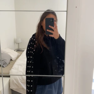 Svart Zarahoodie med detalj  - As ball & jätteskönt material. Använd mindre än 3 gånger. 