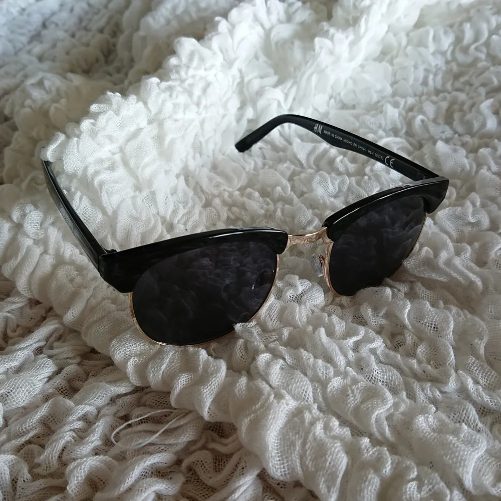 Fina solglasögon från HM i fint skick 😎🖤 Köpare står för frakt . Accessoarer.