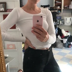 vit lågmärmad basic - En basic vit långärmad tröja🌟 köparen står för frakten🧡 använd ett fåtal gånger