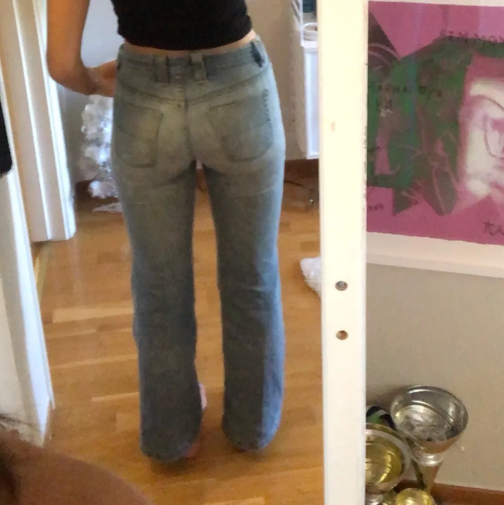 Bootcut jeans från Filippa K som sitter så bra och jag är 174 och dom är bra i längden. Dom är lite för tajta på mig så därför säljer jag.. Jeans & Byxor.