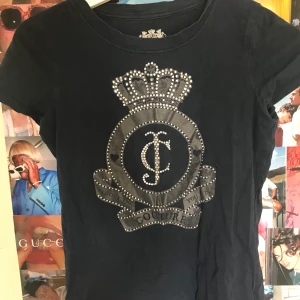 Juicy Couture - 2000-tals T-shirt från Juicy Couture. Storlek XL i barnstorlek men passar mig som är XS/S perfekt. Frakt tillkommer, annars möts vi i Gbg🥰