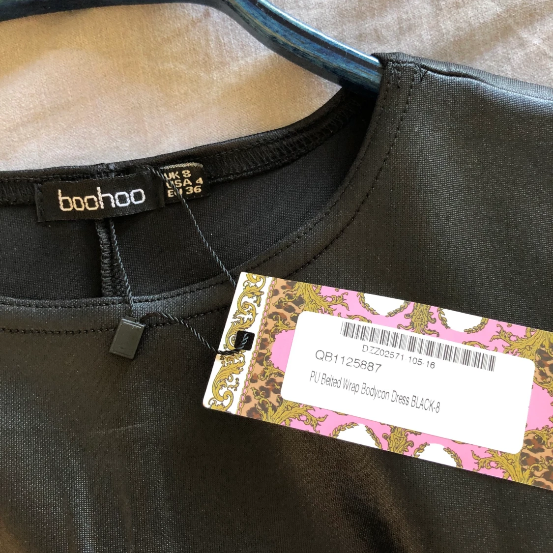 Figurnära klänning. - 91