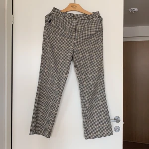 Rutiga byxor  - Riktigt snygga rutiga byxor som är något kortare i benen och lite utsvängda längst ner, från monki. Sitter så snyggt! 