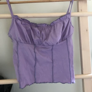 Lila trendigt linne - Ett SUPERFINT lila linne. Jag säljer det för att linnet tyvärr är lite för litet för mig i bröstområdet :(. Så ledsen över det men hoppas att jag kan hitta en ny ägare och göra någon annan glad haha! Helt oanvänd