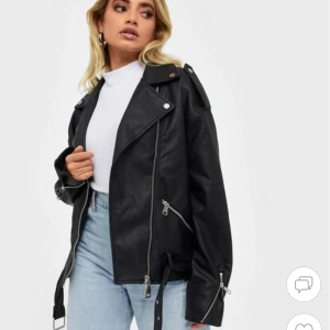 Oversize skinnjacka - Oanvänd Oversize skinnjacka storlek 38. Slutsåld på Nelly.com 