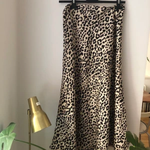 Leopardmönstrad långkjol - Från monki, strl 38 men ganska liten i storlek 