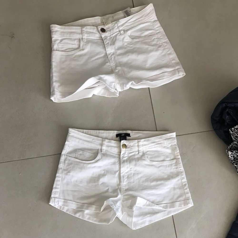 Vita basic shorts från H&M, båda är oanvända så fortfarande i fint och använt skick. Storlek 34 så passar xxs/xs. Kan erbjuda båda två för 50 kronor💗. Shorts.