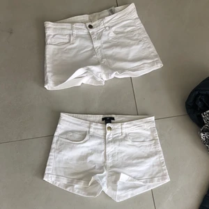 Vita shorts  - Vita basic shorts från H&M, båda är oanvända så fortfarande i fint och använt skick. Storlek 34 så passar xxs/xs. Kan erbjuda båda två för 50 kronor💗
