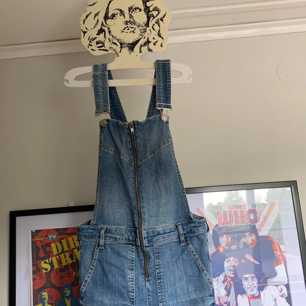 Coola utsvängda hängslebyxor från Gina Tricot med en dragkedja på framsidan. Jeans & Byxor.
