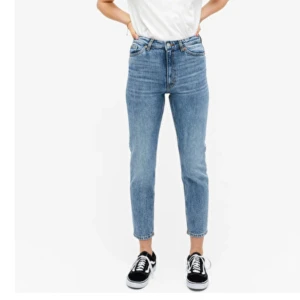 mom jeans - Monika Kimono I Vintage blue, i storlek 26. (Bilden är från hemsidan). Superfina och i perfekt skick men  säljer jag har den i så många färger redan! Vi delar på frakten ✨