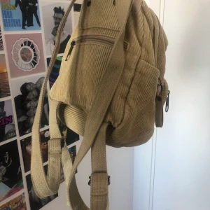miniryggsäck från bdg - en beige miniryggsäck från BDG! köpt för några år sedan och nästan till inte använts en enda gång. man får plats med mer än vad man tror! möts i västerås, annars står du för frakten☺️ kolla mitt profil för mer!