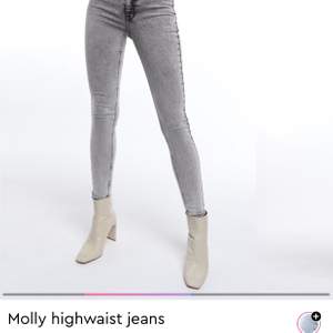Stenfärgade, högmidjade och nästintill oanvänd jeans från Gina Tricot. Storlek S. Kan mötas i Gävle annars tillkommer fraktkostnad.