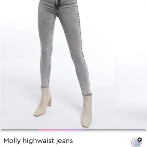 Stenfärgade hägmidjade jeans - Stenfärgade, högmidjade och nästintill oanvänd jeans från Gina Tricot. Storlek S. Kan mötas i Gävle annars tillkommer fraktkostnad.