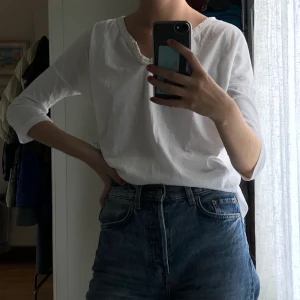 Somrig blus - En vit, trekvarts-ärmad blus från Odd Molly!💕