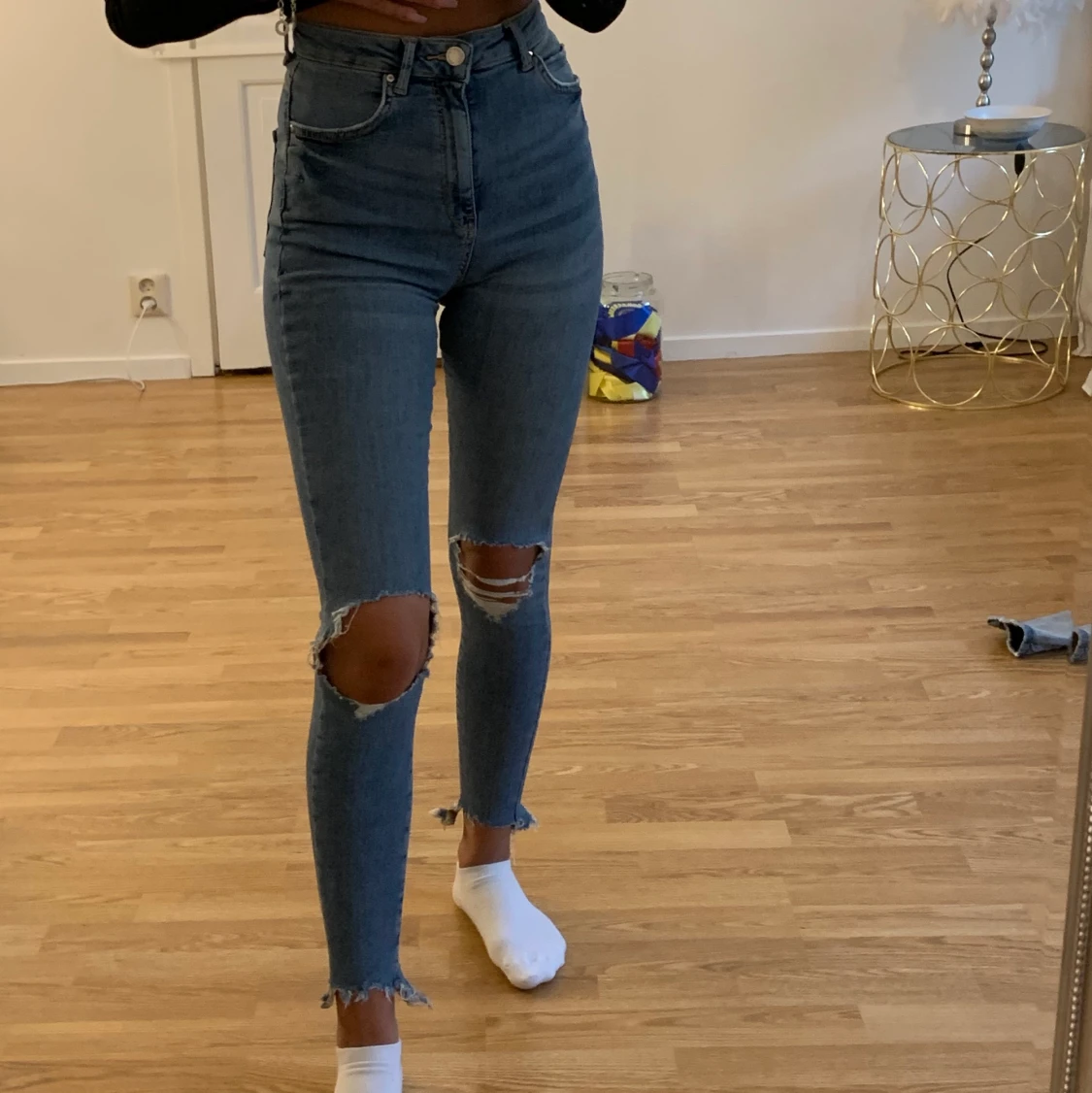 Jeans med slitningar 