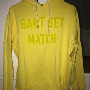 Gant tröja  - Säljer min gula Gant hoodie som är i strl L men kan även användas av nån som bär M. I bra skick och knappast använd. Den köptes för 1199kr men säljer för endast 249! Pris kan diskuteras.