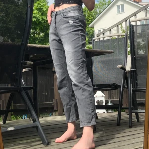 Jeans - gråa jeans, fint skick, 50 spänn, strl M, skriv på dm, möts i stockholm, betalning via swish❤️