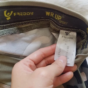 Freddy wr.up sport shorts - Avklippta av mig och en del slitage, se bilder. De är även förstöra och skulle klassa dem som large istället för medium. Frakt ingår:)