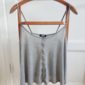 Luftigt linne - Luftigt sommar linne från Bikbok. Frakt ingår :)