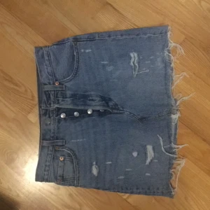 Levis jeanskjol - Kjol från levis i toppskick. Nästan aldrig använd då den är för liten för mig😞
