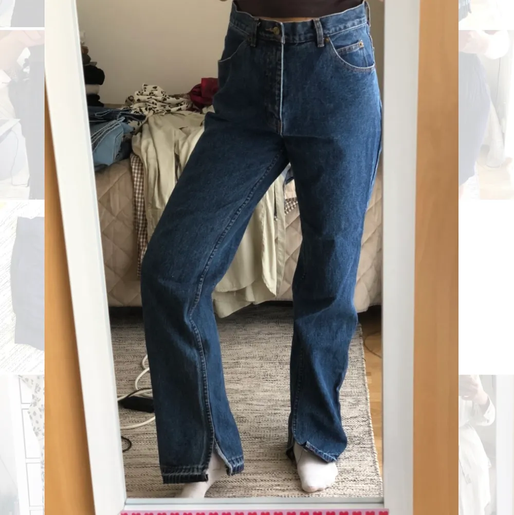 Högmidjade vintagejeans köpta på humana, står ingen storlek men jag är 174 cm och har vanligtvis storlek 34 eller 36:). Jeans & Byxor.