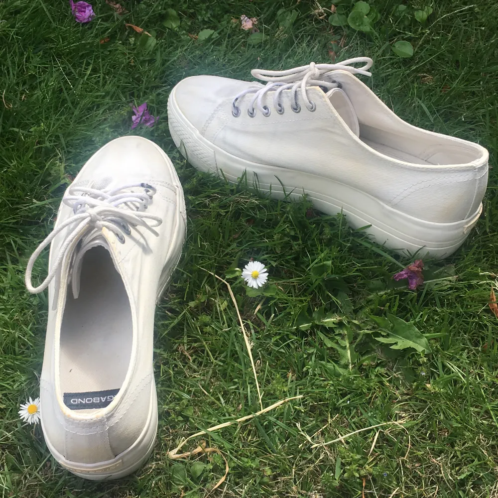 Ett par använda vita sneakers som är lite slitna och smutsiga, men om man bara lägger dem i blekmedel så kommer de se definitivt nyare ut. 🏳️. Skor.