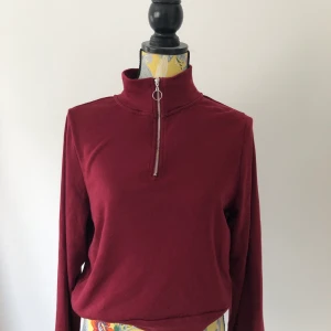 Tröja med dragkedja  - Vinröd tröja med dragkedja! 