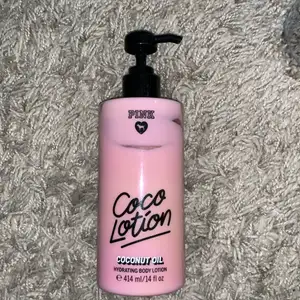 Victoria secrets body lotion godis samt cocosnöt lukt! Fullt knappt använt” inkl frakt 🌸🍭