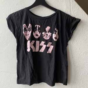 Kiss tröja barn  - KISS T-shirt i stl 134-140. Frakt 44kr 