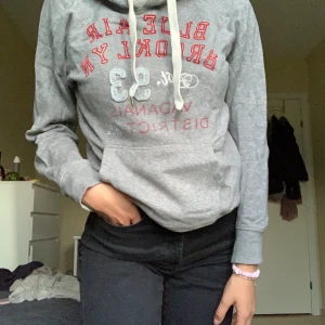 Grå hoodie - En grå hoodie från HM, storlek M, men skulle säg att den är liten i storleken så passar bättre som xs/s! 100kr + frakt tillkommer💓
