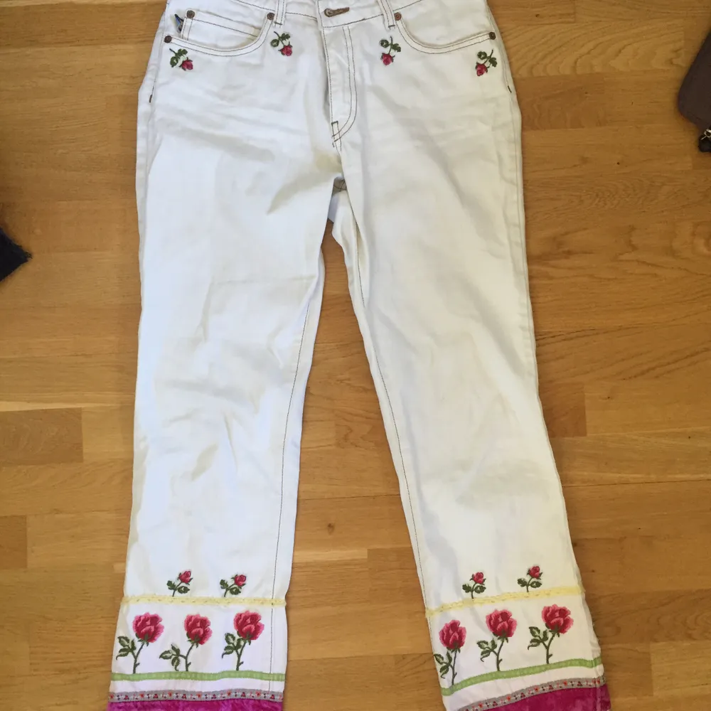 Ett par vita jeans med kontursömmar och jättefina detaljer på nedre byxbenen. Passar mig perfekt som är strl S. Säljer pga det är inte riktigt min stil längre. Köpta på humana nypris 300 kr.. Jeans & Byxor.