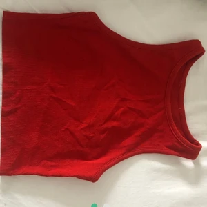 Linne - Ett rött linne mest troligtvis ifrån zara(lappen borta) uppskattningsvis i storlek xs. Bra skick!! 