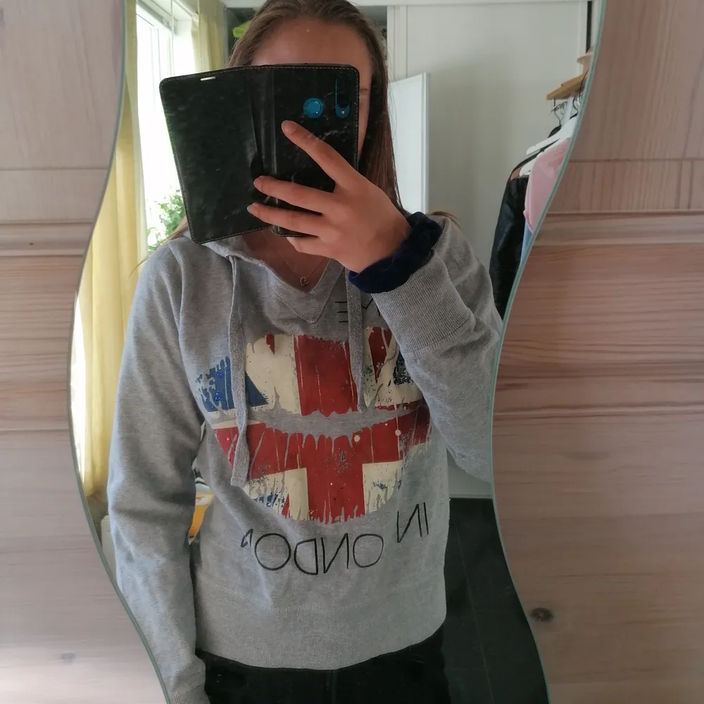 Super mysig hoodie, står att den är storlek M men skulle säga att den är en S, Tryckt med 