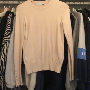 Fin tröja  - Säljer denna jättesöta tröja från zara. Nästan aldig använd och kommer inte använda så mycket mer tyvärr. Bra skick!!