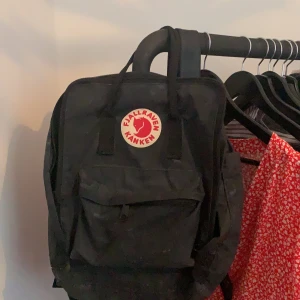 Fjällräven ryggsäck  - Säljer min fina svarta fjällräven väska. Sparsamt använd, därav inga skador eller likande. Nypris 800kr. Frakt ingår ej i priset. 
