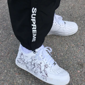 Supreme Warm Up Pants - Supreme Warm Up Pants i svart från FW18. Skick 9/10