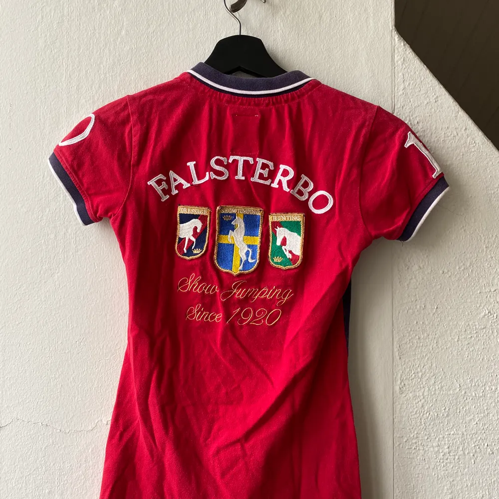 Superfin röd piké i stl. XXS från Falsterbo Horse Show. En favorit men tyvärr för liten för mig. Frakt 44kr. . T-shirts.