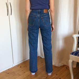 Måste sälja mina älskade Levis jeans då de tyvärr är för små för mig :( Använda få gånger och i väldigt fint skick! Nypris 1250 men säljer för 800! Kan mötas upp i Stockholm eller posta!