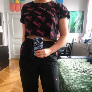 Barbie cropped t-shirt  - H&M cropped t-shirt whit Barbie written all over in pink. No longer in store! Super cute! Used once or twice. 