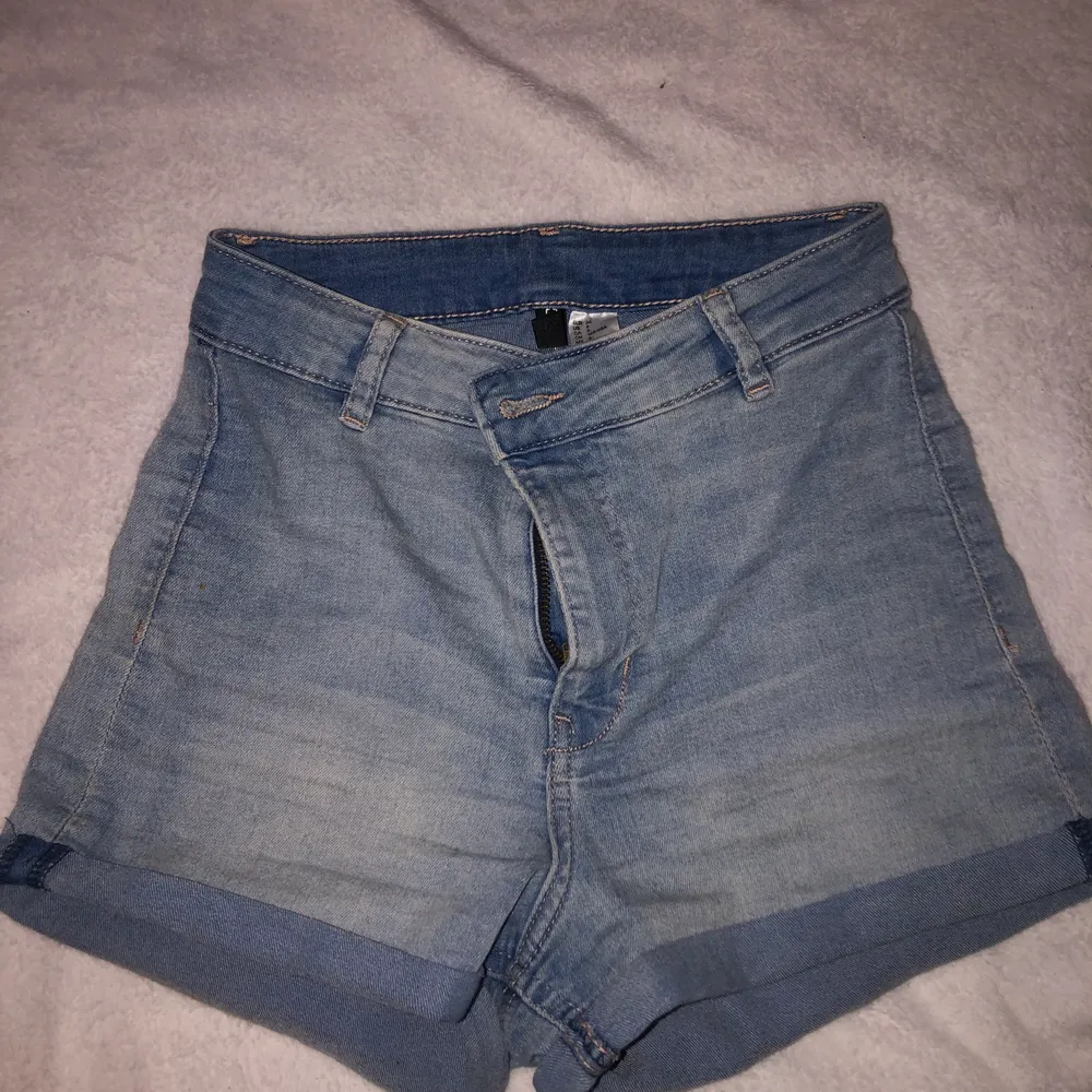 Hej säljer dessa shorts som är köpt förra sommaren men bara använt ca 4 gånger, köpt från HM. Frakt ingår i priset . Jeans & Byxor.