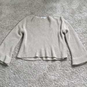 Stickad tröja NAKD - Superfin beige stickad tröja från NAKD. Vida armar som jag har sytt upp lite för de var för långa för mej, men det går lätt att sprätta upp. Storlek xs