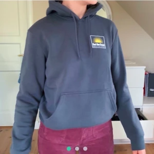 Vintage hoodie - Vintage hoodie med tryck på baksidan! Oversized :) Pris kan diskuteras! 