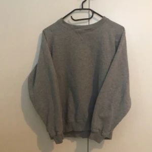 grå sweatshirt  - Köpt från Sportia för några år sen