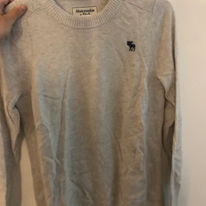 Tröja från Abercrombie&Fitch - Fin tröja i lent material från Abercrombie &Fitch. Storlek: S. Köparen står för frakten. Fraktar endast