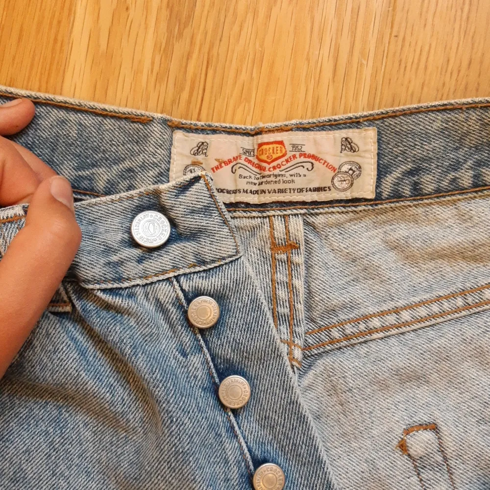 Gamla vintage jeans från crocker som jag klippt till shorts och sytt dit en spegskant. Vet inte storlek men skulle säga M.. Jeans & Byxor.