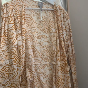 Zebrarandig blus från ASOS  - Em orange och vit zebrarandig blus från ASOS tall köpt i februari detta år. Endast provad , så därmed är den helt ny.  Blusen är i omlottmodell med bälte i midjan . Jag fraktar gärna plagget mot avgift :) 