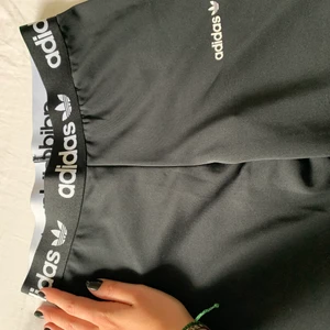Adidas thigts  - Träningsthigts ifrån adidas i storlek 164, passar mig som är xs/s. Aldrig använda! Köparen står för frakten!💫🤩